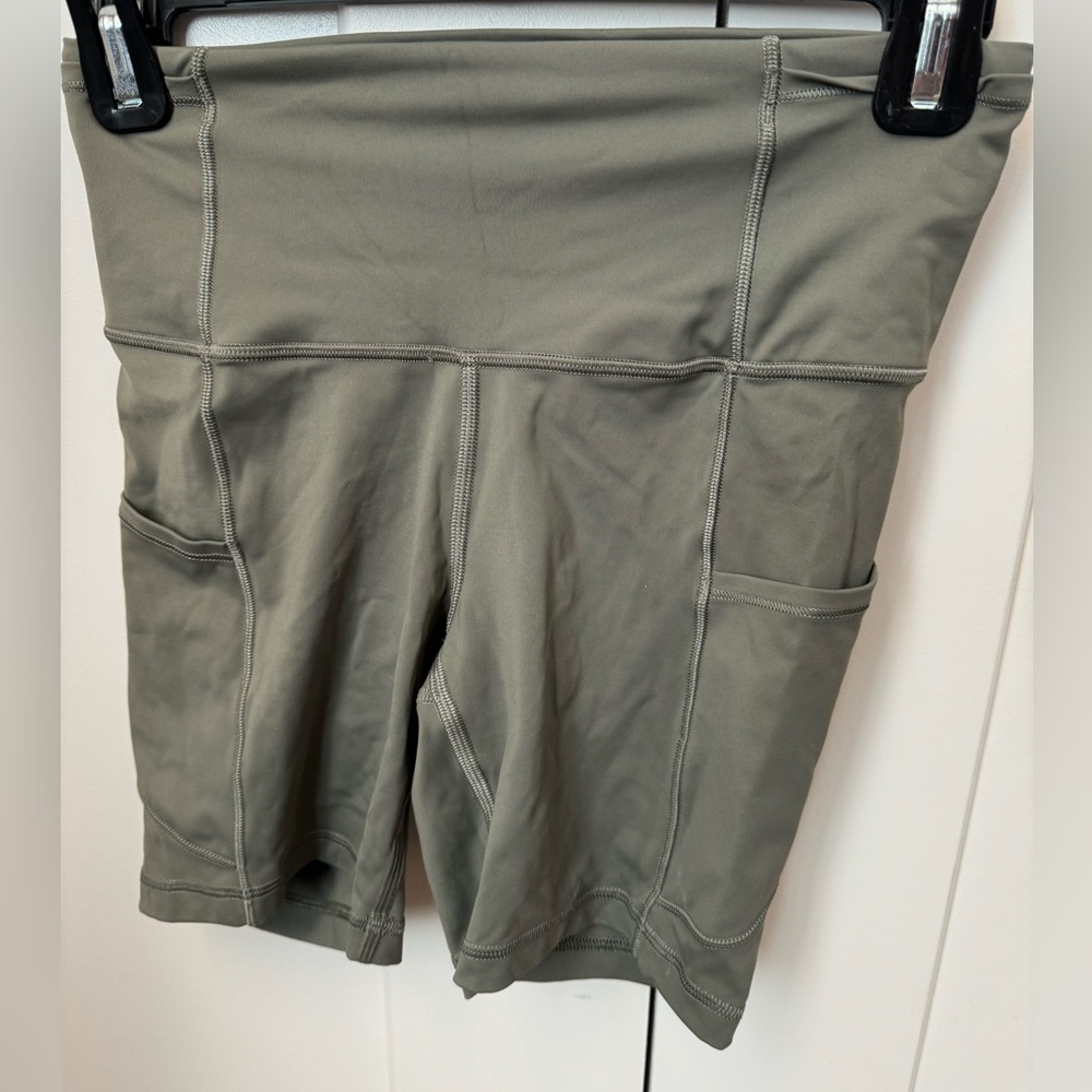 Lululemon fast and free bike short (6in, size 6)